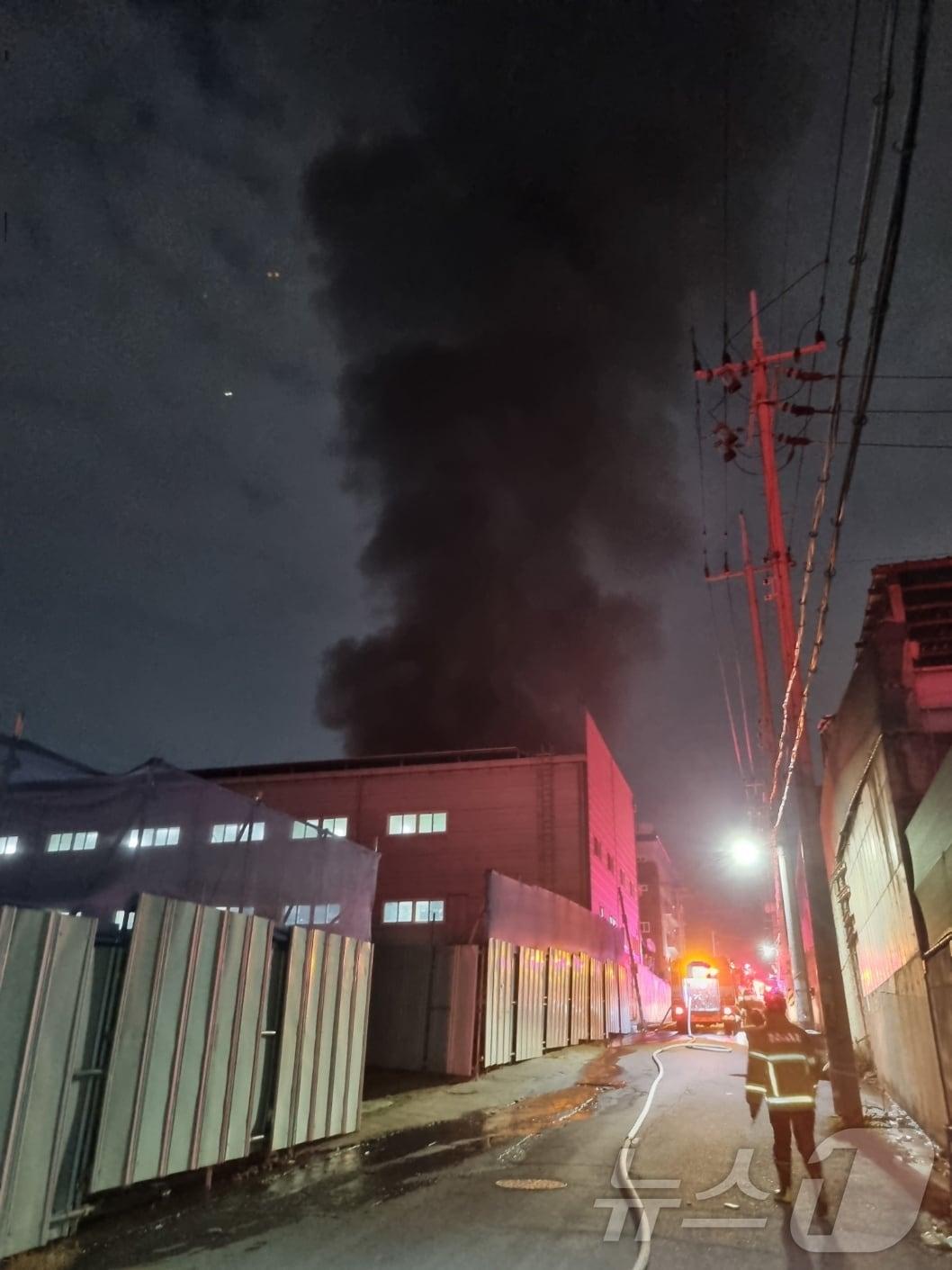 본문 이미지 - 14일 오후 9시 10분쯤 대구 달서구 장동에 있는 한 공장에서 불이 나 소방 당국이 대응 1단계를 발령, 진화 중이다.(대구소방안전본부 제공)