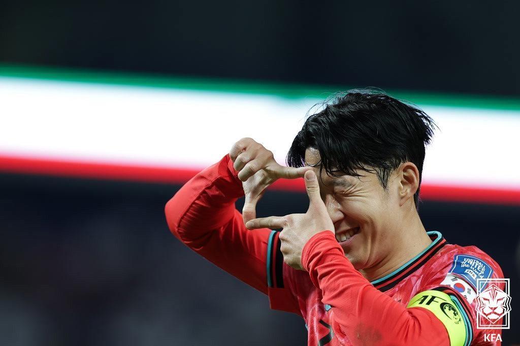 본문 이미지 - 14일 오후(현지시각) 쿠웨이트 자베르 알아흐마드 국제경기장에서 열린 2026 국제축구연맹(FIFA) 북중미 월드컵 아시아 3차 예선 B조 5차전 대한민국과 쿠웨이트의 경기, 손흥민이 패널티킥을 성공시킨 뒤 찰칵 세리머니를 하고 있다. (대한축구협회 제공) 2024.11.14/뉴스1 ⓒ News1 김진환 기자