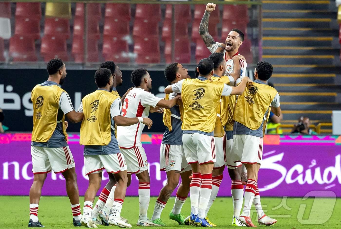 파울루 벤투 감독이 이끄는 UAE가 15일(한국시간) 키르기스스탄을 꺾고 2026 북중미 월드컵 아시아지역 3차 예선 A조 3위에 자리했다. ⓒ AFP=뉴스1