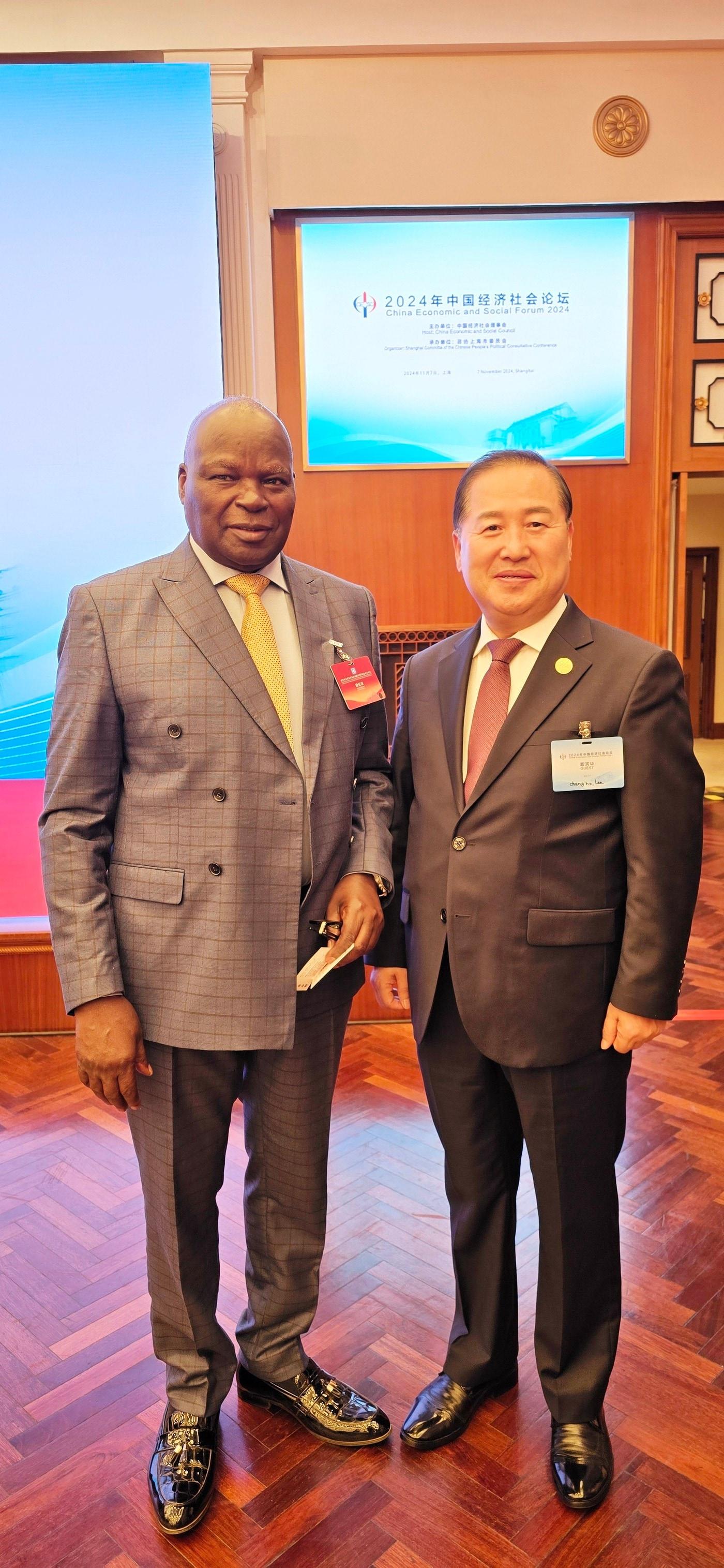 본문 이미지 - 쥴이아 모요(July Moyo) 짐바브웨 노동사회복지부 장관과 이창호 한중교류촉진위원회 위원장(우)(한중교류촉진위원회 제공)