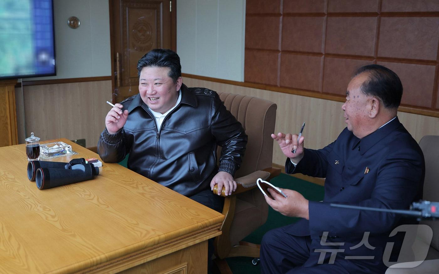 본문 이미지 - 북한 노동당 기관지 노동신문은 15일 "김정은 동지께서 지난 14일 무인항공기술연합체 산하 연구소와 기업소들에서 생산한 각종 자폭 공격형 무인기들의 성능시험을 현지에서 지도했다＂며 “본격적인 대량생산을 주문“했다고 보도했다. [국내에서만 사용가능. 재배포 금지. DB 금지. For Use Only in the Republic of Korea. Redistribution Prohibited] rodongphoto@news1.kr