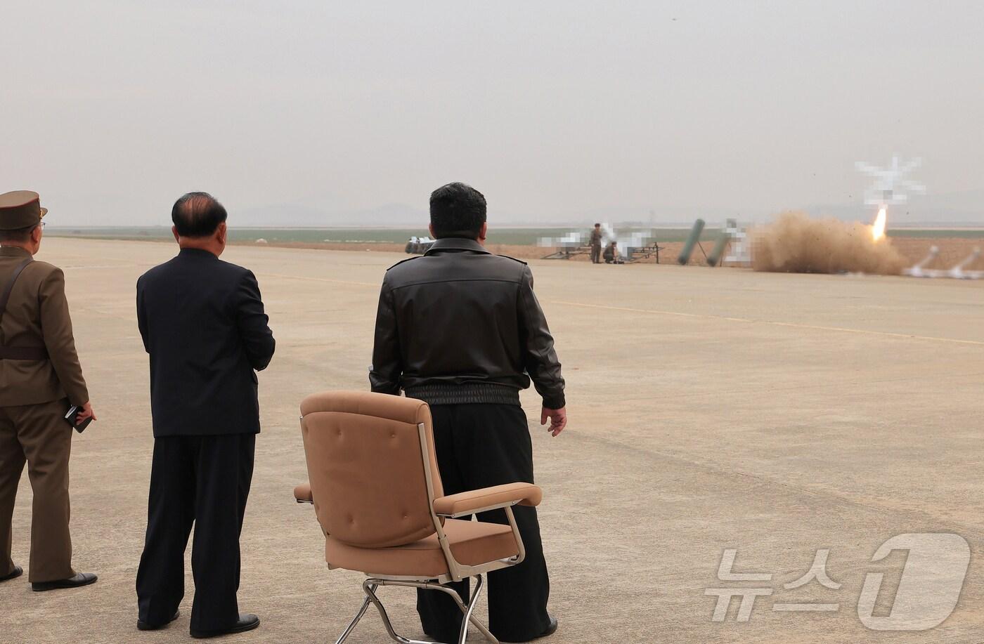 북한 노동당 기관지 노동신문은 15일 "김정은 동지께서 지난 14일 무인항공기술연합체 산하 연구소와 기업소들에서 생산한 각종 자폭 공격형 무인기들의 성능시험을 현지에서 지도했다＂며 “본격적인 대량생산을 주문“했다고 보도했다. [국내에서만 사용가능. 재배포 금지. DB 금지. For Use Only in the Republic of Korea. Redistribution Prohibited] rodongphoto@news1.kr