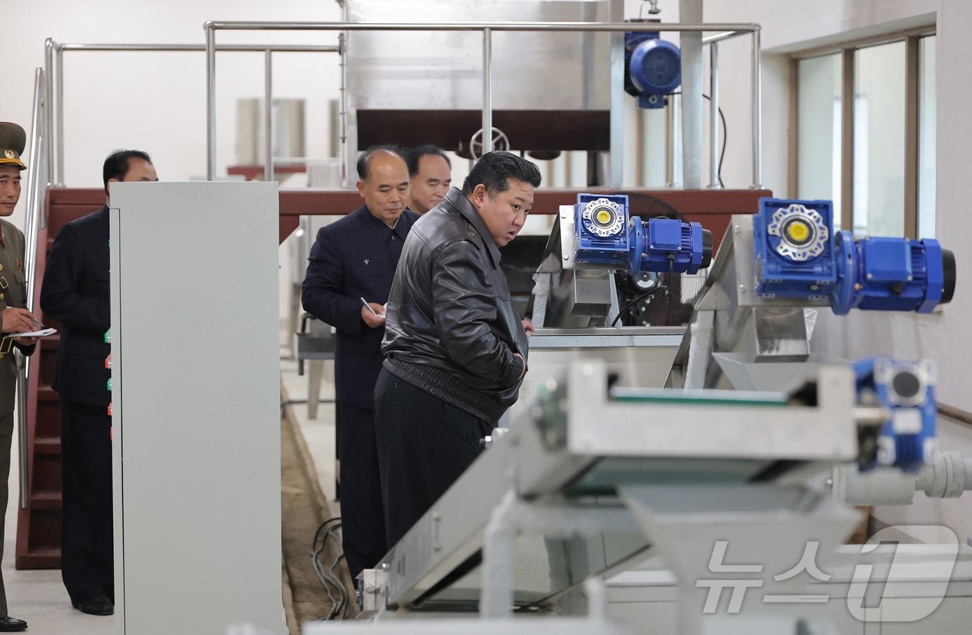 북한 노동당 기관지 노동신문은 15일 \"김정은 총비서는 지난 14일 황해남도 재령군 지방공업공장건설장을 현지지도했다\＂라면서 \＂식료공장, 일용품공장건설장들을 돌아보며, 시공정형과 설비제작 및 조립실태를 점검했다\＂라고 보도했다. [국내에서만 사용가능. 재배포 금지. DB 금지. For Use Only in the Republic of Korea. Redistribution Prohibited] rodongphoto@news1.kr