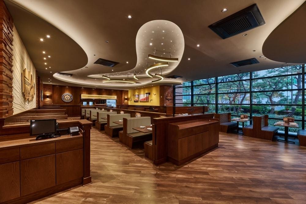 본문 이미지 - 이웃백 '강남교보타워점' 신규 매장(아웃백 제공).