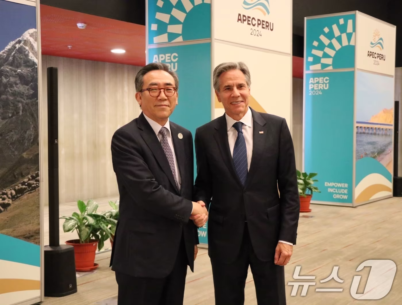 본문 이미지 - 아시아태평양경제협력체(APEC) 각료회의 참석차 페루 리마를 방문 중인 조태열 외교부 장관이 14일(현지시간) 토니 블링컨 미국 국무장관과 회담 기념 악수를 하고 있다. (외교부 제공) 2024.11.15/뉴스1