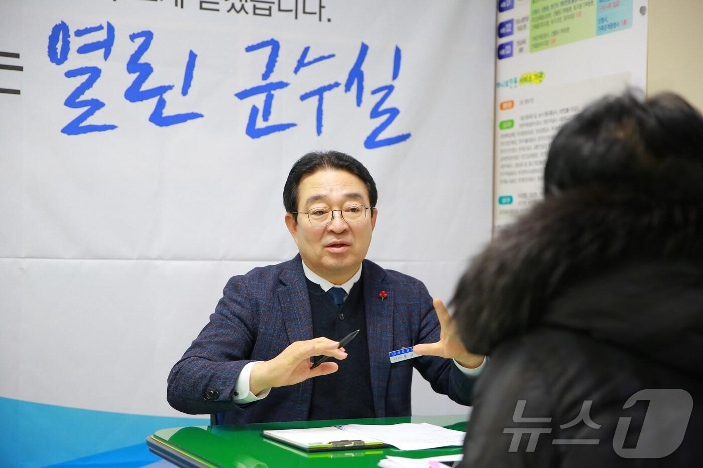 본문 이미지 - 지난 1월 황규철 옥천군수가 열린 군수실을 찾은 주민과 면담을 하고 있다.  (옥천군 제공) /뉴스1