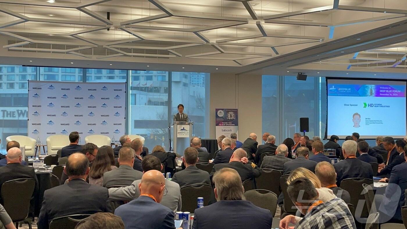 본문 이미지 - HD현대중공업이 캐나다에서 열린 '딥 블루 포럼'에 참가해 캐나다 잠수함 도입 사업을 위한 토탈 솔루션을 제안하고 있다.(HD현대중공업제공)