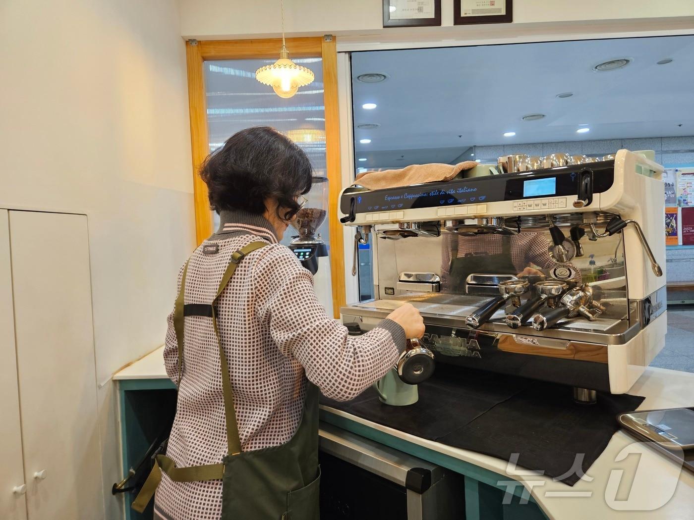 본문 이미지 - 용인시 장애인 일자리사업 참여자가 근무를 하고 있는 모습.(용인시 제공)