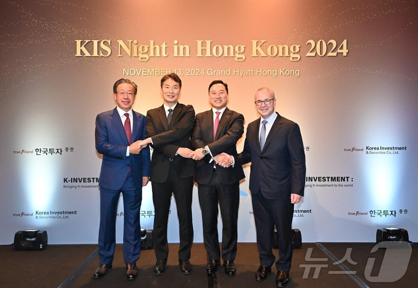 본문 이미지 - 한국투자증권은 지난 13일 홍콩에서 IR행사 'KIS 나잇(KIS Night in Hongkong 2024)'을 개최했다. 사진은 왼쪽부터 엑스디 양 칼라일 아시아 회장, 이복현 금융감독원장, 김성환 한국투자증권 사장, 케빈 스니더 골드만삭스 아시아태평양본부 회장.(한투증권 제공)