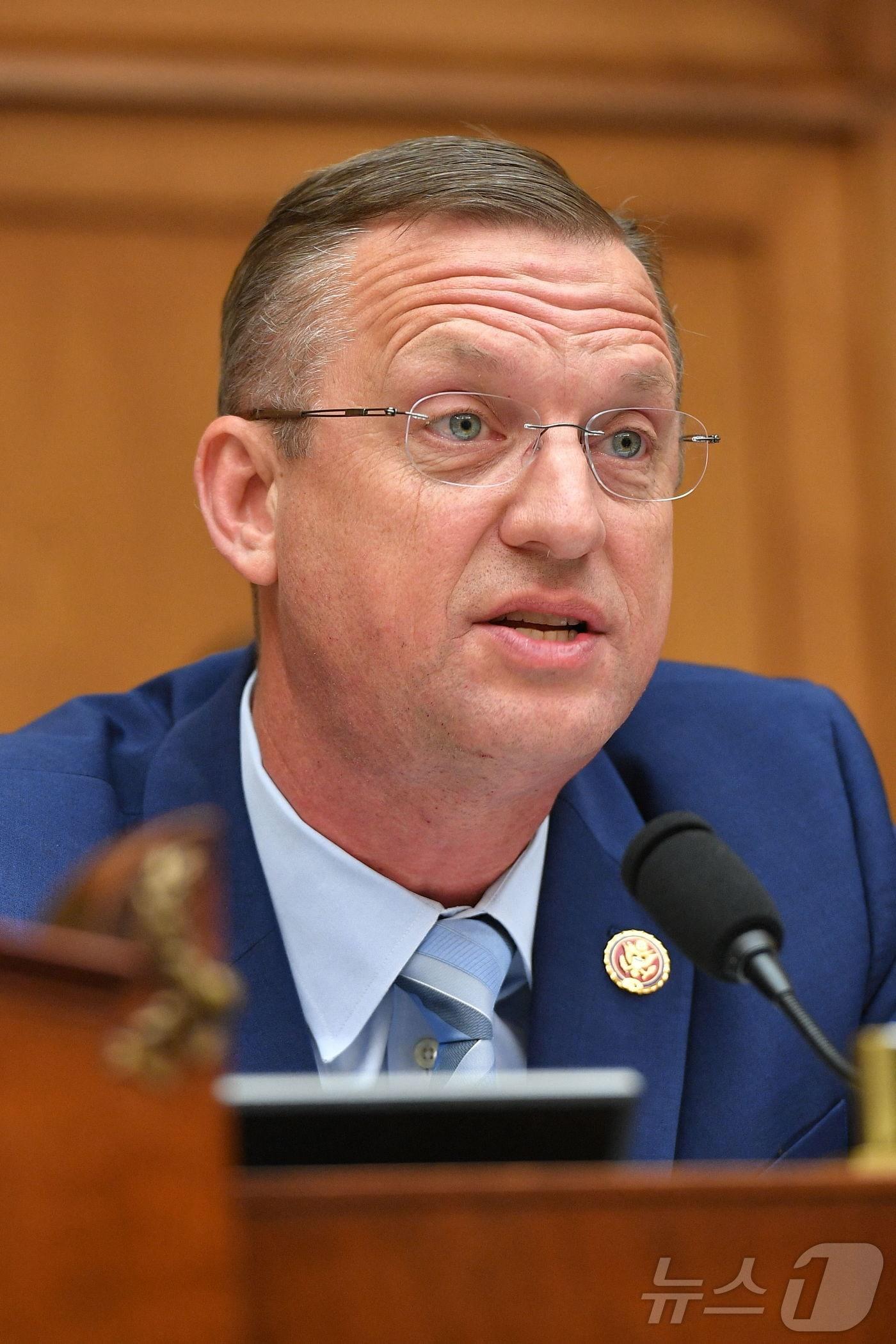 본문 이미지 - 더그 콜린스 미국 하원의원이 지난 2019년 5월 21일 워싱턴 의사당에서 열린 청문회에 참석해 발언을 하고 있다. 도널드 트럼프 대통령 당선인은 14일 (현지시간) 보훈부 장관에 '충성파'인 콜린스 전 의원을 발탁했다. 2024.11.15 ⓒ AFP=뉴스1 ⓒ News1 우동명 기자