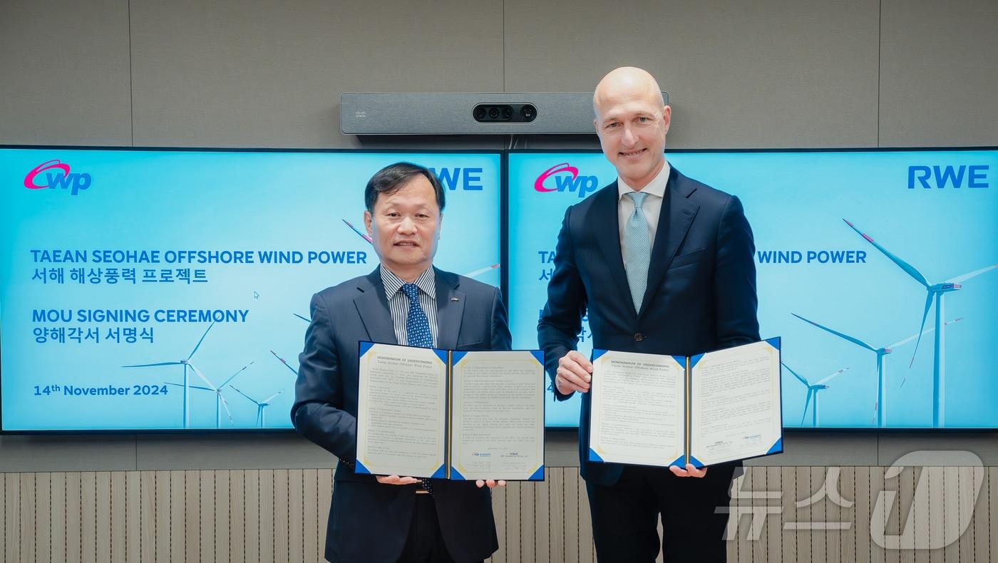 한국서부발전은 14일 서울 강남에서 라인베스트팔렌 전력의 해상풍력발전 자회사인 라인베스트팔렌 전력 오프쇼어 윈드(RWE Offshore Wind GmbH)와 ‘태안 서해 해상풍력발전 공동사업개발’ 업무협약(MOU)을 맺었다. 사진은 이정복 서부발전 사장(왼쪽)과 스벤 우터몰렌(Sven Utermöhlen) 라인베스트팔렌 전력 오프쇼어 윈드 사장이 서명 후 기념촬영하는 모습. (사진제공=서부발전)