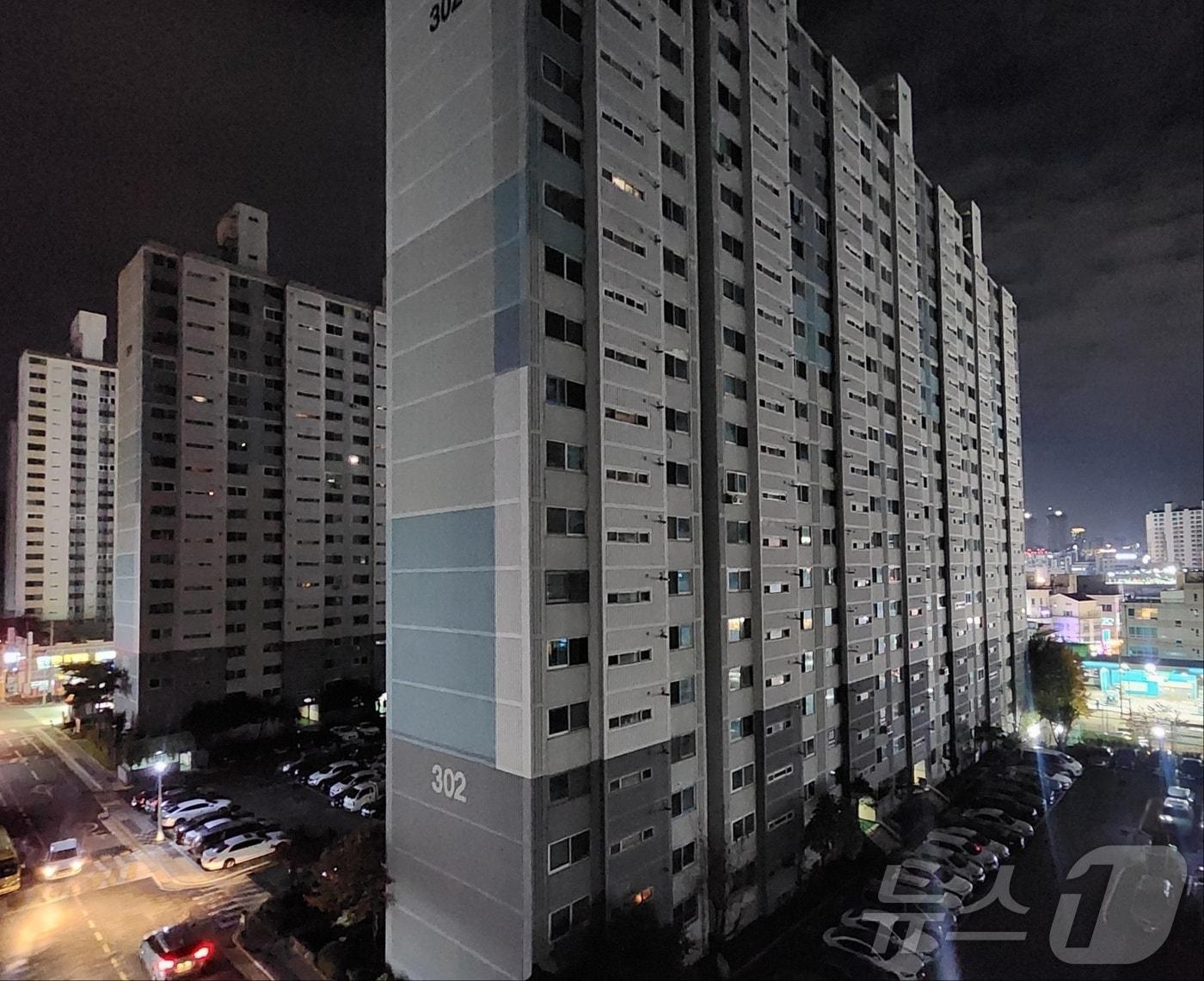 본문 이미지 - 지난 14일 오후 8시 11분께 충남 천안 일부 지역에 정전이 발생했다. 사진은 불이 꺼진 아파트 단지 모습. /뉴스1