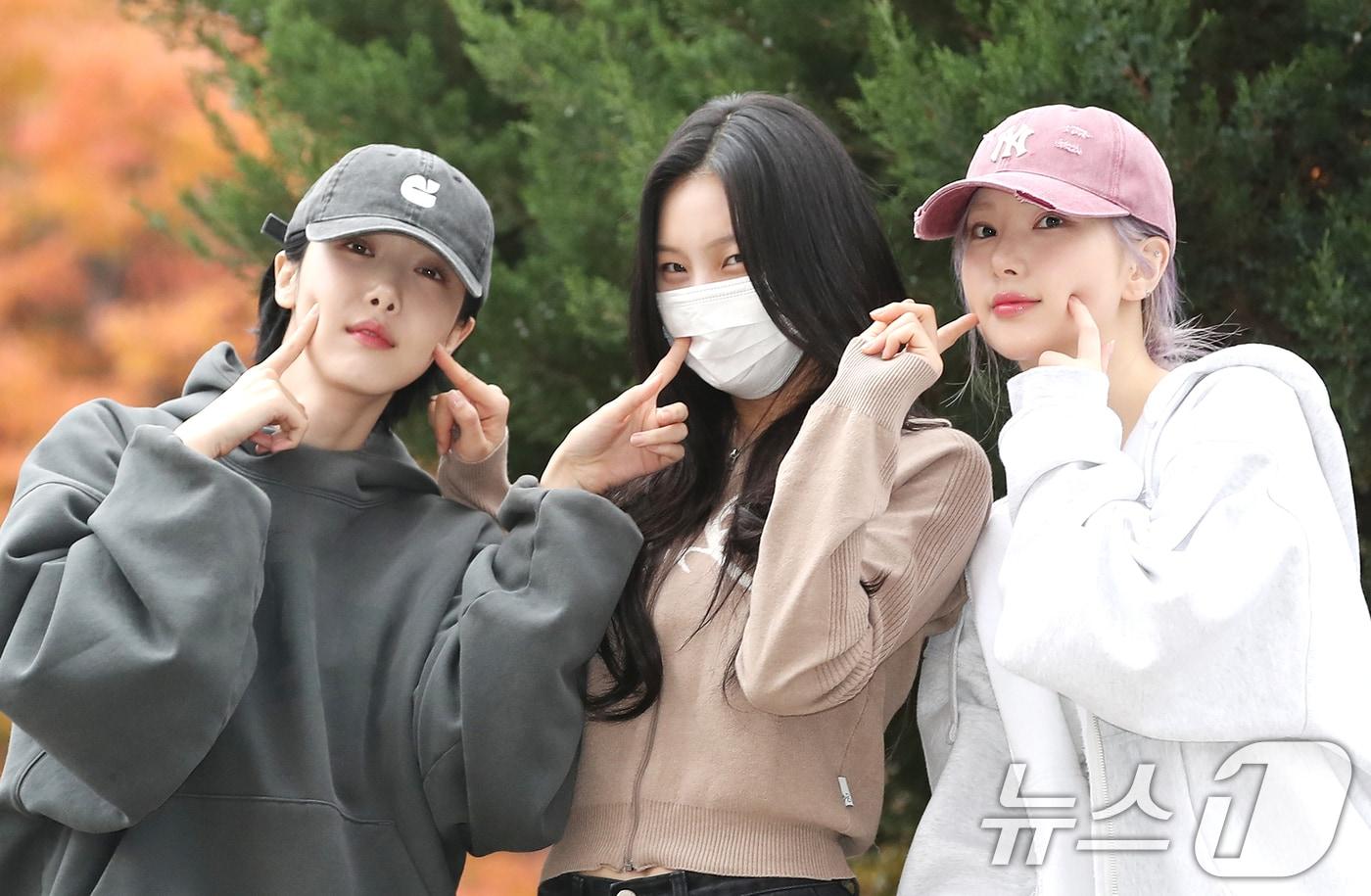 본문 이미지 - 비비지 신비(왼쪽부터)와 엄지, 은하가 음악방송 '뮤직뱅크'(뮤뱅) 녹화를 위해 15일 오전 서울 영등포구 KBS 별관에 도착해 볼 콕 포즈를 취하고 있다. 2024.11.15/뉴스1 ⓒ News1 권현진 기자