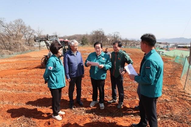 본문 이미지 - 송기섭 진천군수(왼쪽 세 번째)가 농작업 대행 현장을 점검하고 있다.(진천군 제공)/뉴스1