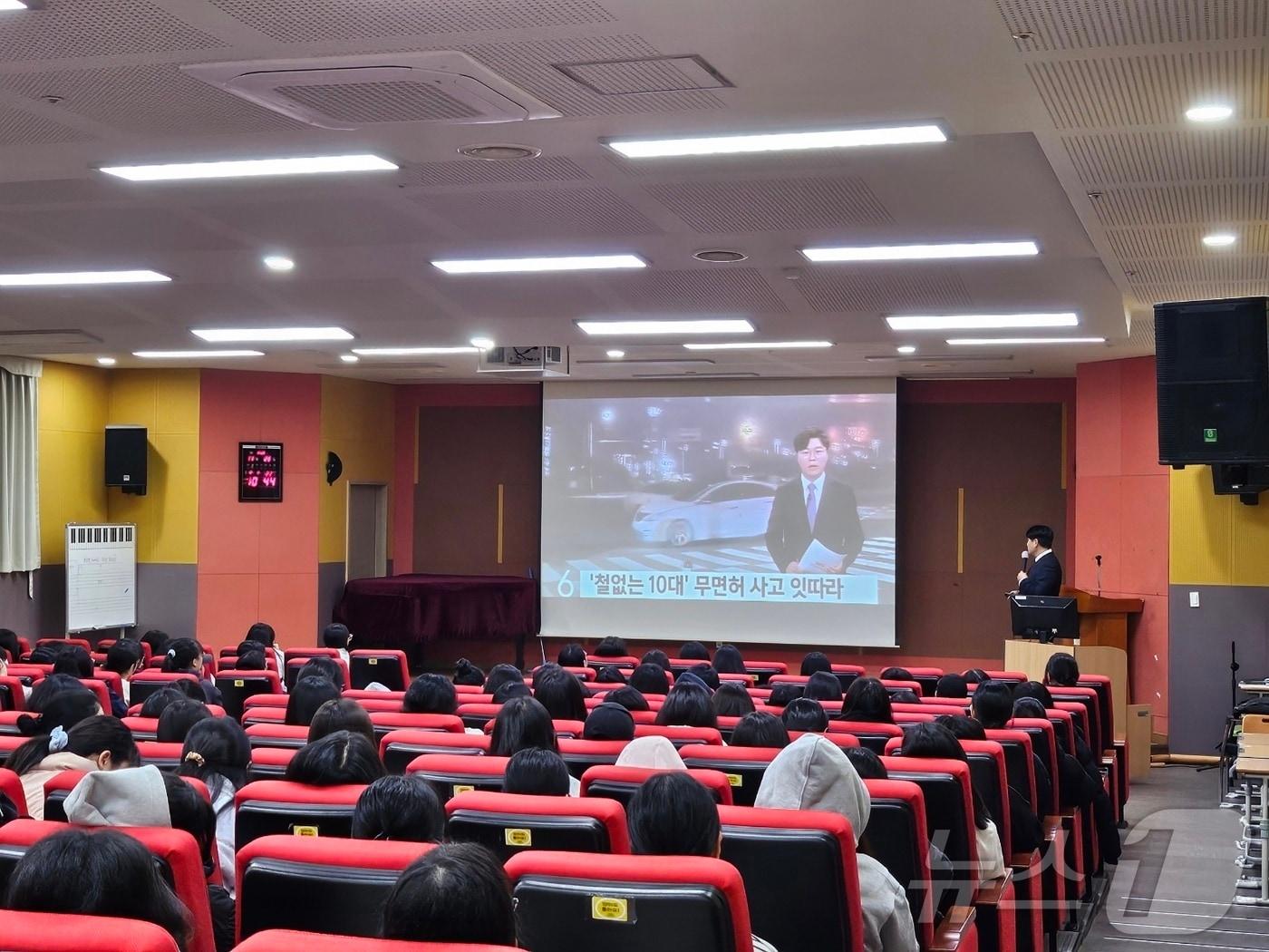 본문 이미지 - 전북자치도 교통문화연수원에서 지속 실시 중인 고3 교통안전교육 모습.(전북자치도 교통문화연수원 제공)/뉴스1  