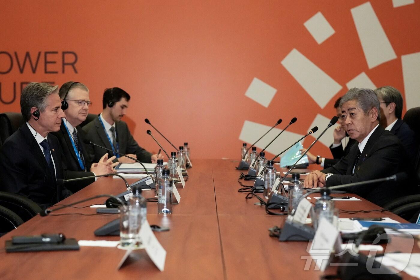 본문 이미지 - 토니 블링컨 미 국무장관(맨 왼쪽)과 이와야 다케시 일본 외무상이 15일(현지시간) 아시아태평양경제협력체(APEC) 정상회의가 열리는 남미 페루 리마에서 만나 회담하고 있다. 2024.11.15 ⓒ 로이터=뉴스1 ⓒ News1 강민경 기자