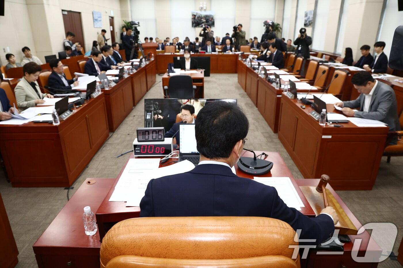 본문 이미지 - 성일종 국방위원장이 15일 오전 서울 여의도 국회에서 열린 국방위원회 전체회의에서 의사봉을 두드리고 있다. 2024.11.15/뉴스1 ⓒ News1 김민지 기자