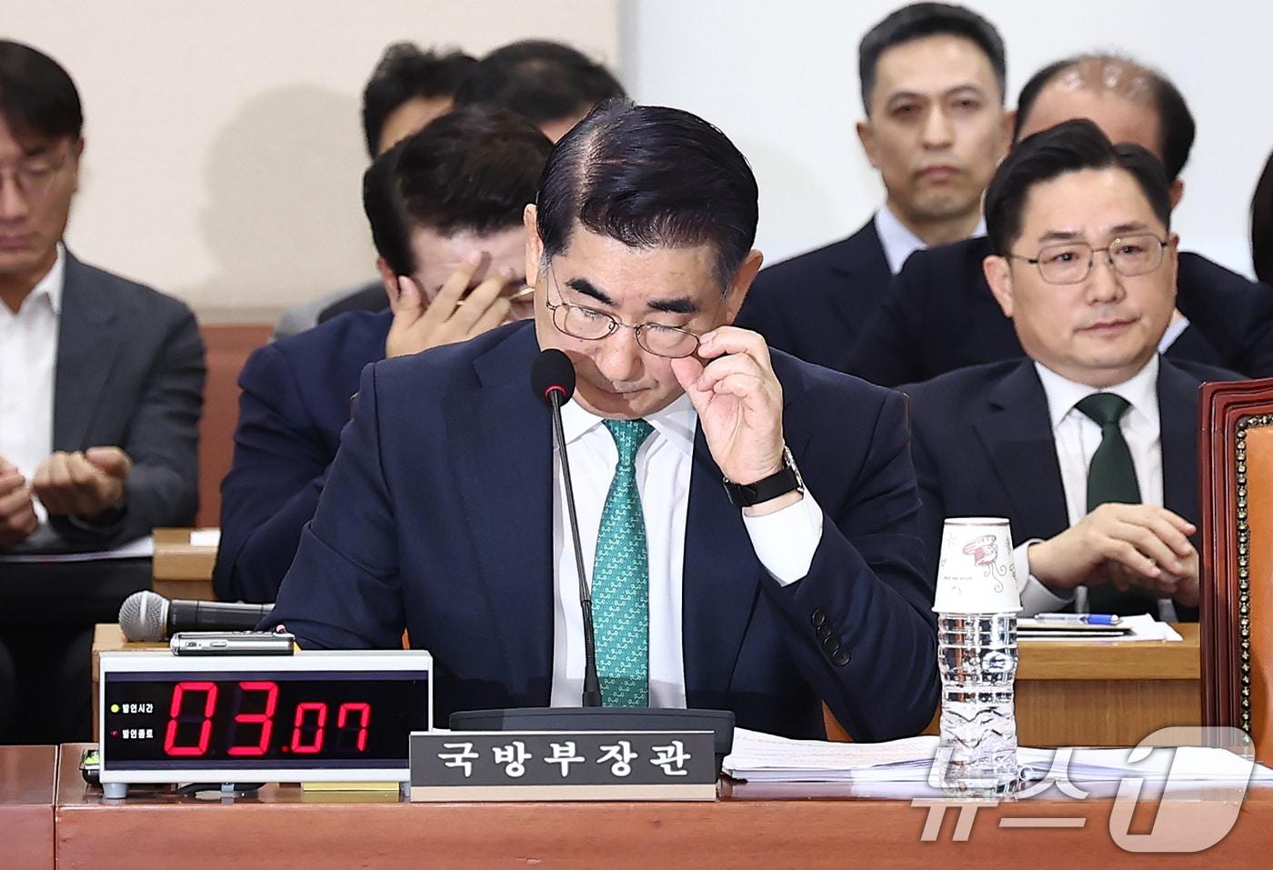 김용현 국방부 장관이 15일 오전 서울 여의도 국회에서 열린 국방위원회 전체회의에서 자료를 보고 있다. 2024.11.15/뉴스1 ⓒ News1 김민지 기자