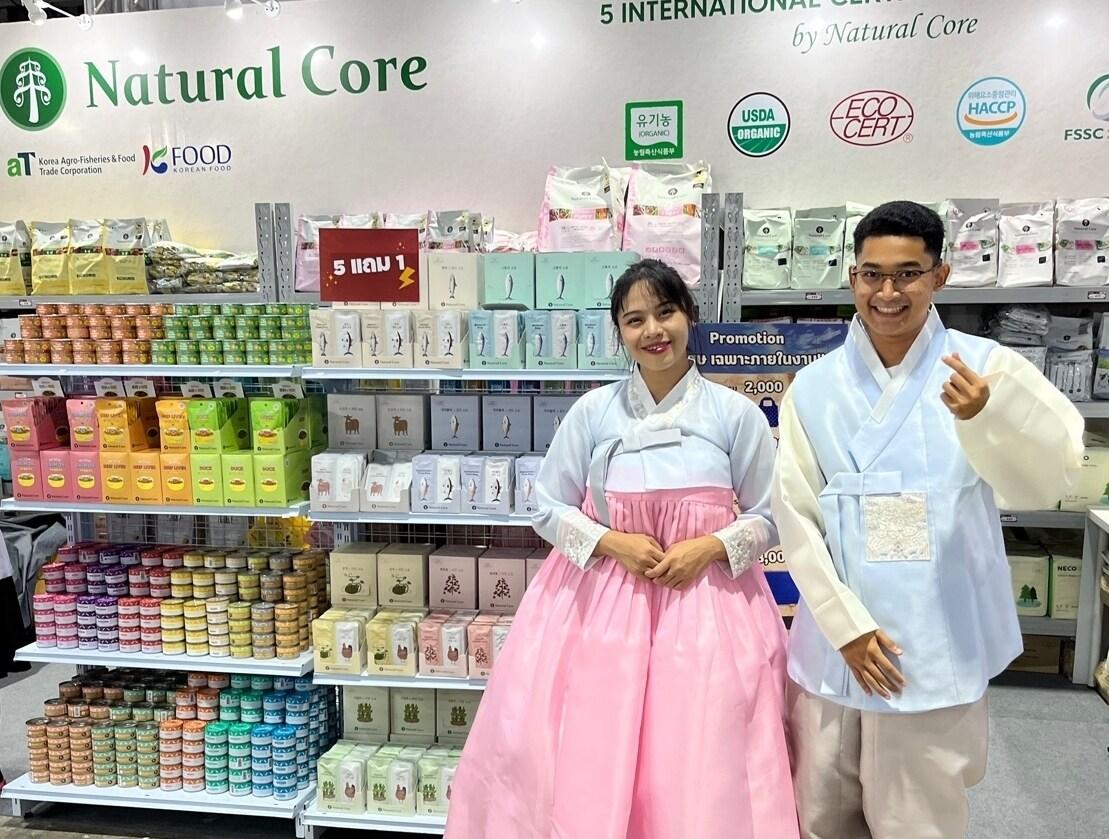 본문 이미지 - 네츄럴코어는 해외 펫푸드 박람회에서 바이어들과 적극적으로 소통하며 K-펫푸드의 글로벌 저변을 넓혀가고 있다. (네츄럴코어 제공) ⓒ 뉴스1
