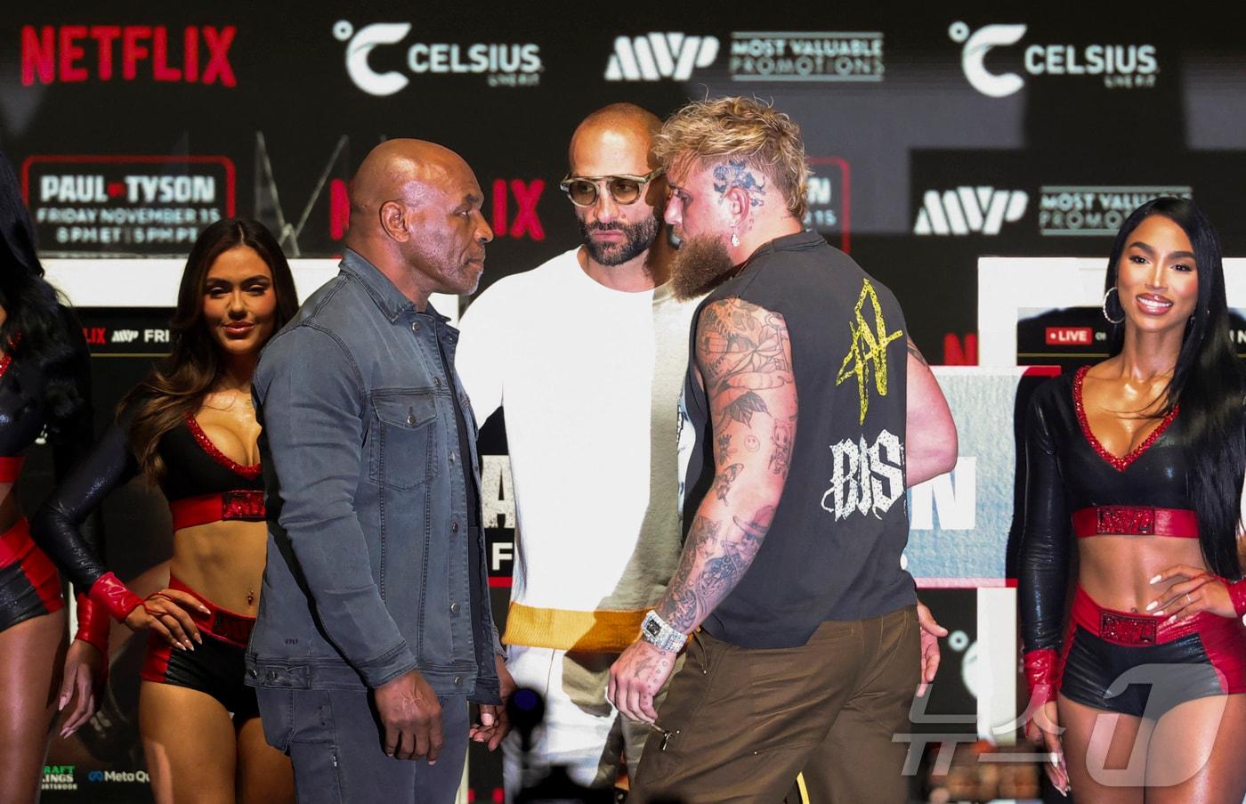 마이크 타이슨(왼쪽)과 제이크 폴이 지난 13일 텍사스주 어빙에서 기자회견을 열고 대결을 예고하고 있다. 2024.11.13 ⓒ 로이터=뉴스1 ⓒ News1 강민경 기자