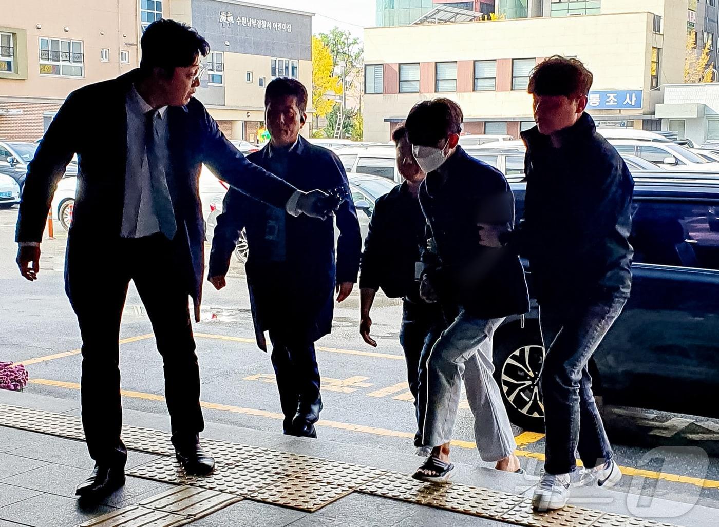 본문 이미지 - 온라인 익명 커뮤니티에 블랙넷에 '야탑역 흉기난동 예고' 글을 작성해 사회적 혼란과 불안을 야기한 커뮤니티 직원 A 씨(20대)가 15일 오전 수원지법에서 열린 영장실질심사를 마치고 수원남부경찰서로 연행되고 있다. 2024.11.15/뉴스1 ⓒ News1 김기현 기자