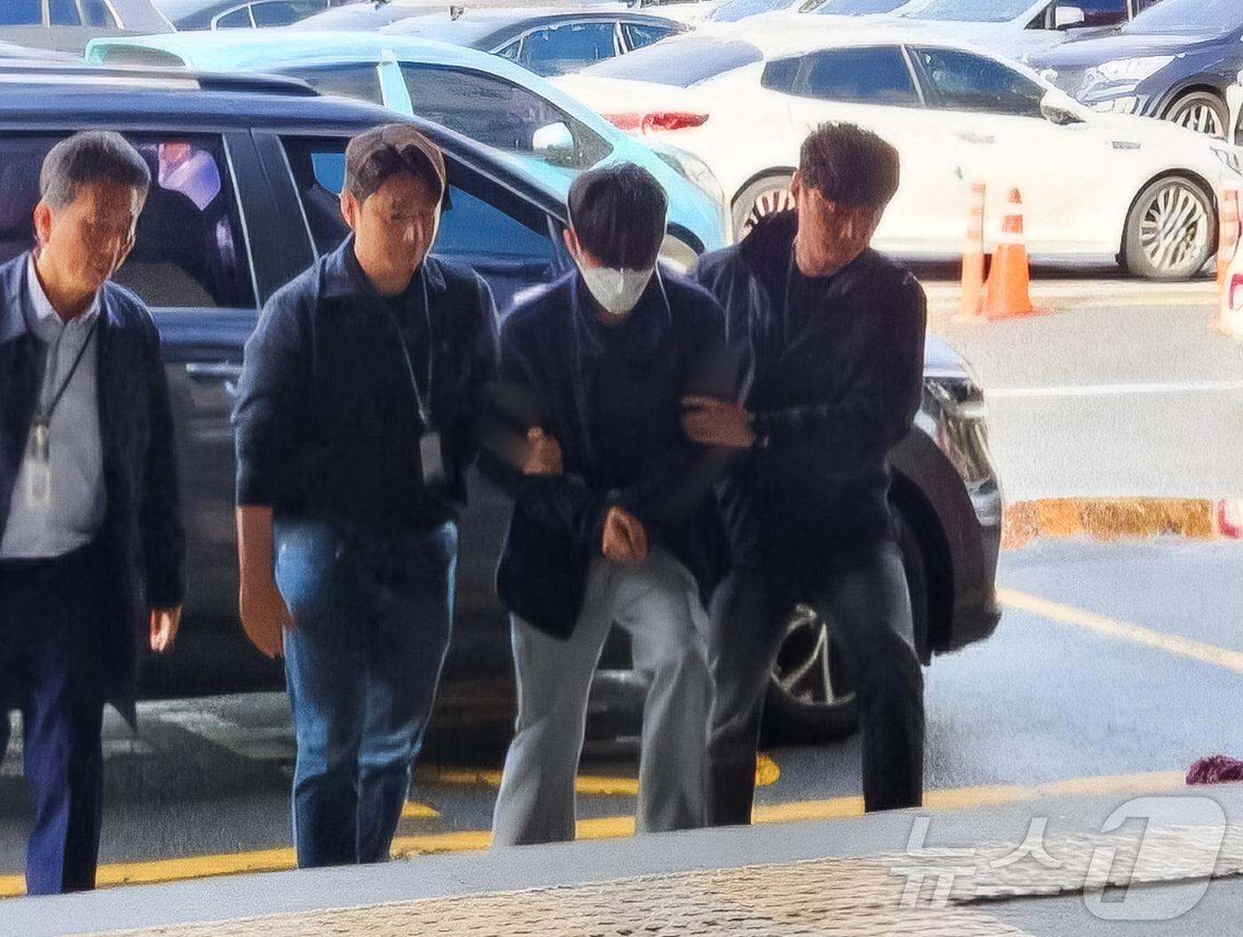 본문 이미지 - 온라인 익명 커뮤니티에 블랙넷에 &#39;야탑역 흉기난동 예고&#39; 글을 작성해 사회적 혼란과 불안을 야기한 커뮤니티 직원 A 씨&#40;20대&#41;가  지난해 1월15일 오전 수원지법에서 열린 영장실질심사를 마치고 수원남부경찰서로 연행되고 있다. 2024.11.15/뉴스1 ⓒ News1 김기현 기자