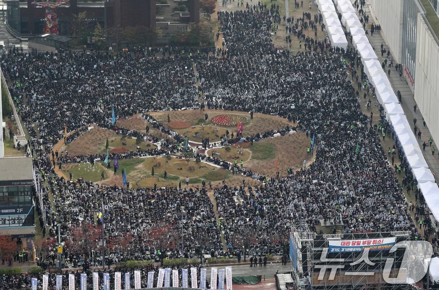 본문 이미지 - 지난 2024년 11월 15일 경기 수원시 영통구 경기도청 앞에서 신천지예수교회 신도들이 파주 임진각 평화누리에서 열릴 예정이던 3만여 명 규모 행사의 대관 승인 취소 조치에 반발하며 집회를 벌이고 있다./뉴스1 ⓒ News1 김영운 기자