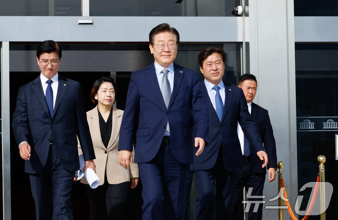 본문 이미지 - 공직선거법 위반 혐의 1심 선고를 앞둔 이재명 더불어민주당 대표가 15일 서울 여의도 국회를 나서고 있다. 2024.11.15/뉴스1 ⓒ News1 안은나 기자