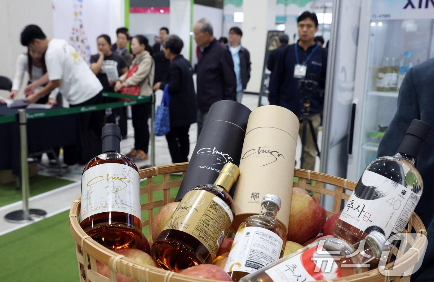 본문 이미지 - 2024 대한민국 우리술 대축제에서 관람객들이 각종 술을 시음하고 있다. 2024.11.15/뉴스1 ⓒ News1 김명섭 기자