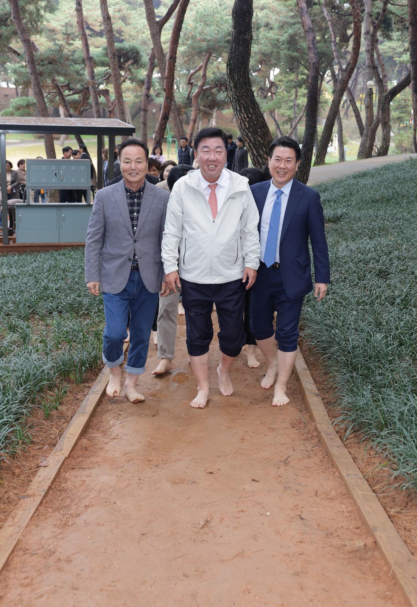 본문 이미지 - 왼쪽부터 김현기 청주시의회 의장, 이범석 청주시장, 이일우 SK하이닉스 부사장.