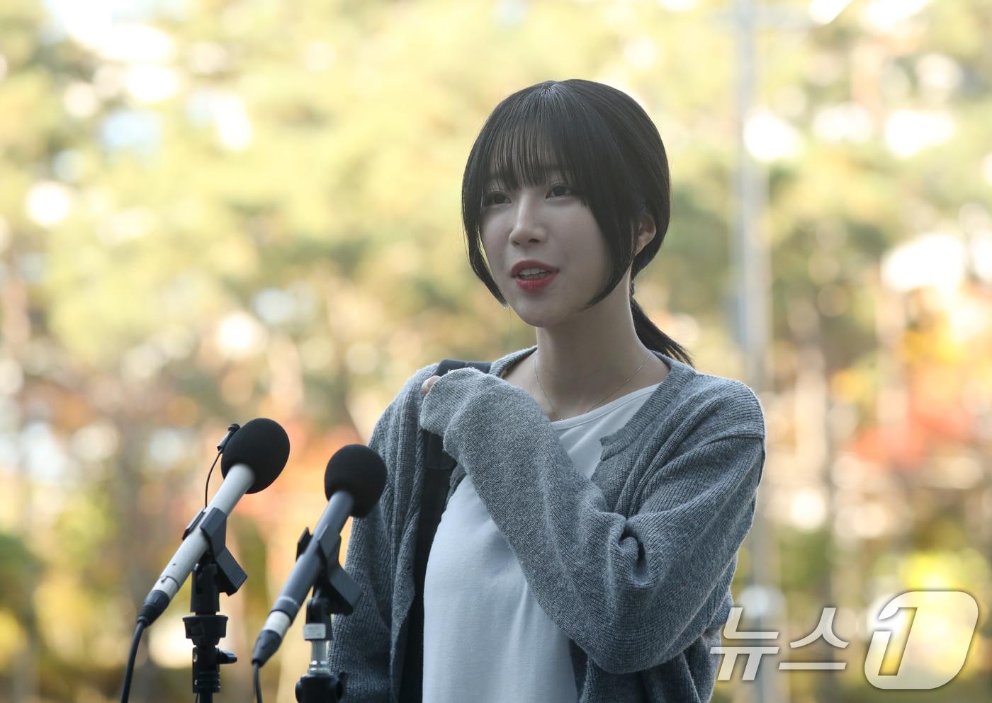 먹방 유튜버 '쯔양'(박정원)이 지난해 11월 15일 경기 수원시 영통구 수원지방법원에서 입장 표명을 하고 있는 모습. 2024.11.15/뉴스1 ⓒ News1 김영운 기자