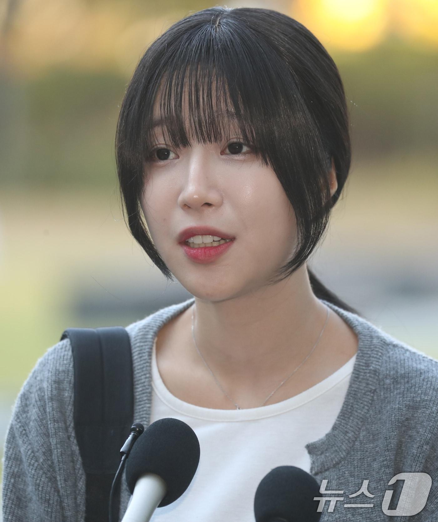 본문 이미지 - 먹방 유튜버 '쯔양'(박정원)이 15일 경기 수원시 영통구 수원지방법원에서 입장 표명을 하고 있다. 쯔양은 이날 열린 공갈 등 혐의로 구속 기소된 유튜버 '구제역'(이준희)에 대한 공판에 직접 증인으로 출석할 예정이다. 2024.11.15/뉴스1 ⓒ News1 김영운 기자