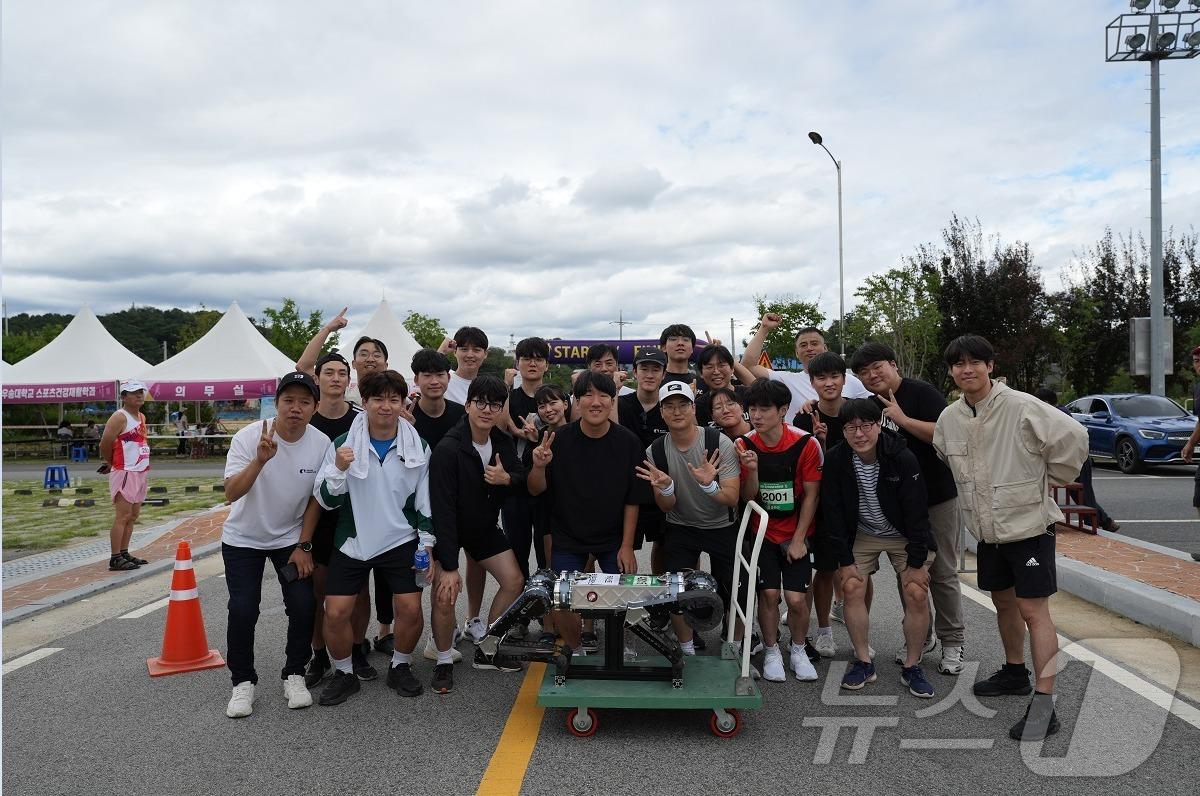 본문 이미지 - 황보제민 KAIST 교수(앞줄 오른쪽 두번째) 연구팀이 라이보와 지난 9월 ‘2024 금산인삼축제 마라톤’에 참가해 기념촬영을 하고 있다. (KAIST 제공) /뉴스1