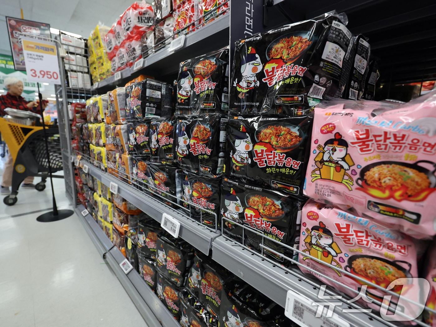 본문 이미지 - 서울시내 대형마트에 진열된 '불닭볶음면'./뉴스1 ⓒ News1 황기선 기자