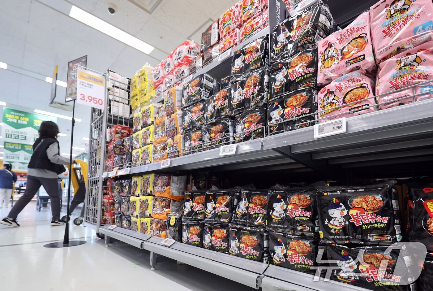 서울시내 대형마트에 진열된 '불닭볶음면'. 2024.11.15/뉴스1 ⓒ News1 황기선 기자