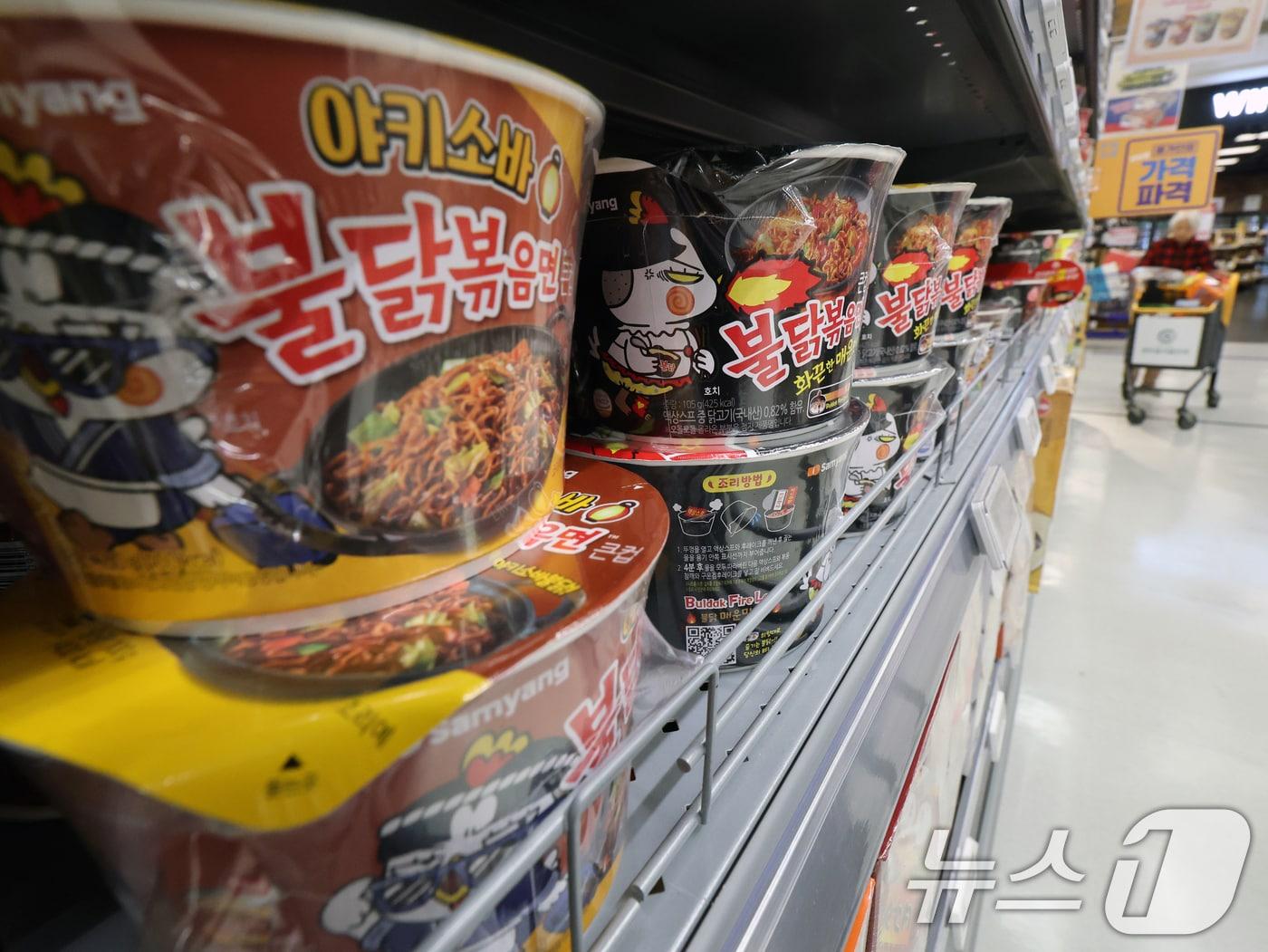 본문 이미지 - 사진은 이날 서울시내 대형마트에 진열된 '불닭볶음면'. 2024.11.15/뉴스1 ⓒ News1 황기선 기자