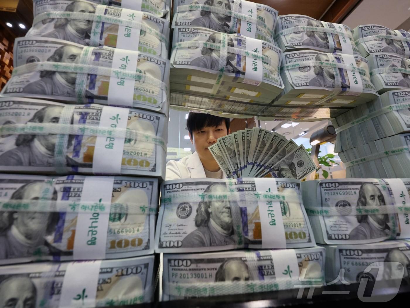 본문 이미지 - 서울 중구 하나은행 위변조대응센터에서 은행 관계자가 달러화를 정리하고 있다.  ⓒ News1 황기선 기자