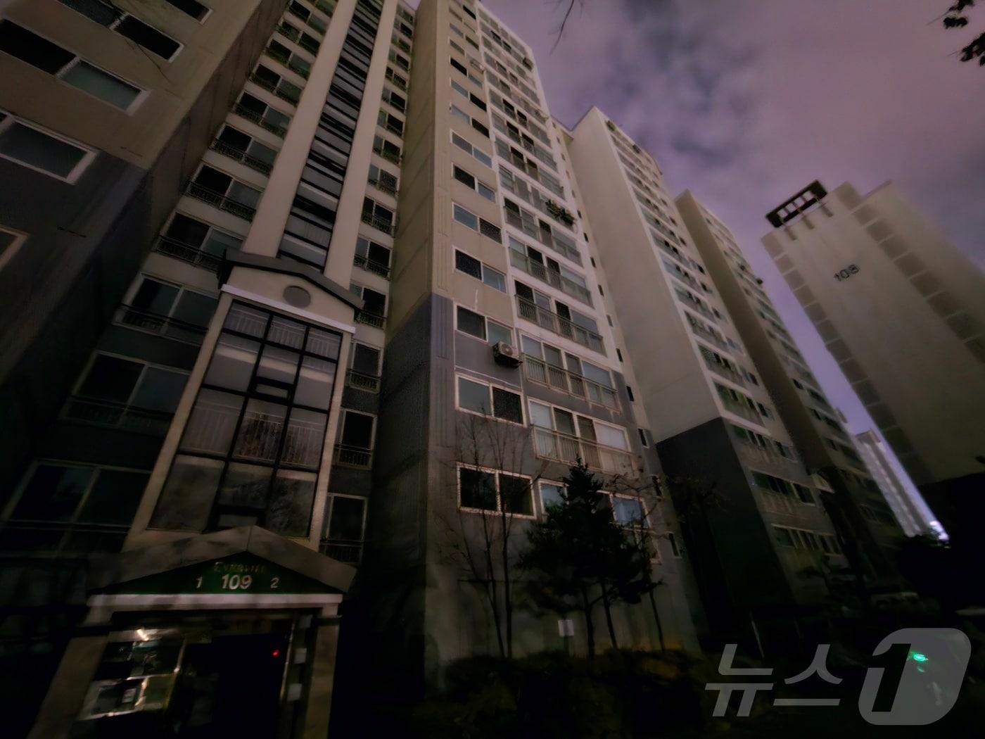 본문 이미지 - 14일 지하실 침수로 정전된 강원 춘천 석사동 아파트 단지.(독자 제공)