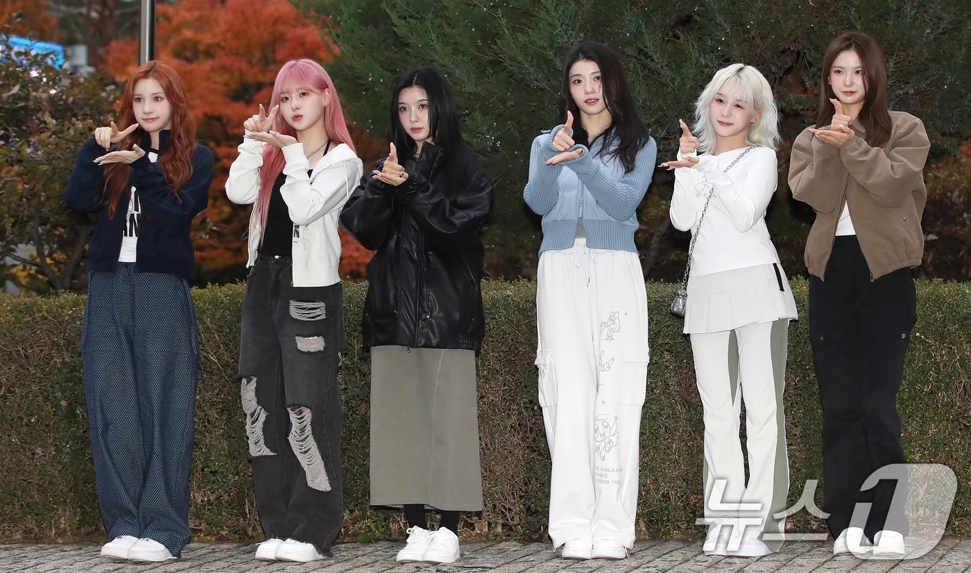 케플러 휴닝바히에&#40;왼쪽부터&#41;와 김채현, 김다연, 샤오팅, 히카루, 최유진이 음악방송 &#39;뮤직뱅크&#39;&#40;뮤뱅&#41; 녹화를 위해 15일 오전 서울 영등포구 KBS 별관에 도착해 인사를 하고 있다. 2024.11.15/뉴스1 ⓒ News1 권현진 기자