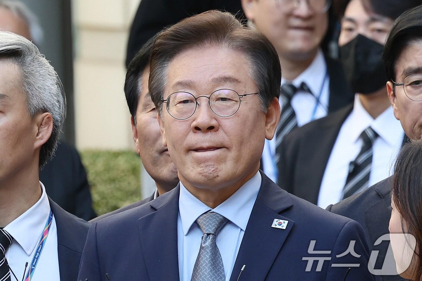 이재명 더불어민주당 대표가 15일 서울 서초구 서울중앙지방법원에서 열린 '공직선거법 위반' 1심 선고 공판에서 징역 1년에 집행유예 2년을 선고받은 뒤 법정을 나서며 기자들 질의에 답하고 있다. 이 판결이 대법원에서 확정될 경우 이 대표는 의원직을 잃고, 대선 출마도 불가능하다. 2024.11.15/뉴스1 ⓒ News1 이동해 기자