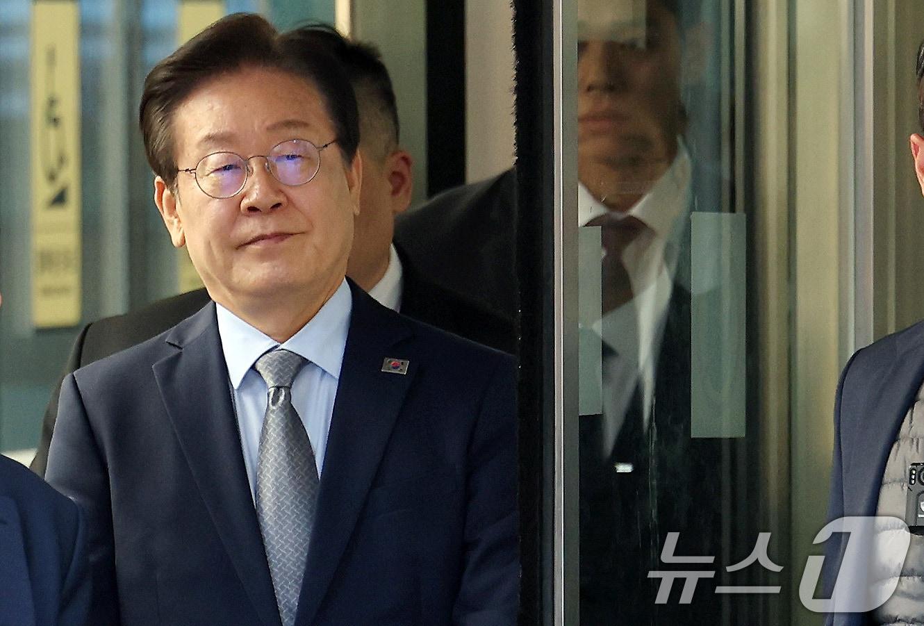 본문 이미지 - 이재명 더불어민주당 대표가 15일 서울 서초구 서울중앙지방법원에서 열린 '공직선거법 위반' 1심 선고 공판에서 징역 1년에 집행유예 2년을 선고받은 뒤 법정을 나서고 있다. 이 판결이 대법원에서 확정될 경우 이 대표는 의원직을 잃고, 대선 출마도 불가능하다. 2024.11.15/뉴스1 ⓒ News1 이동해 기자