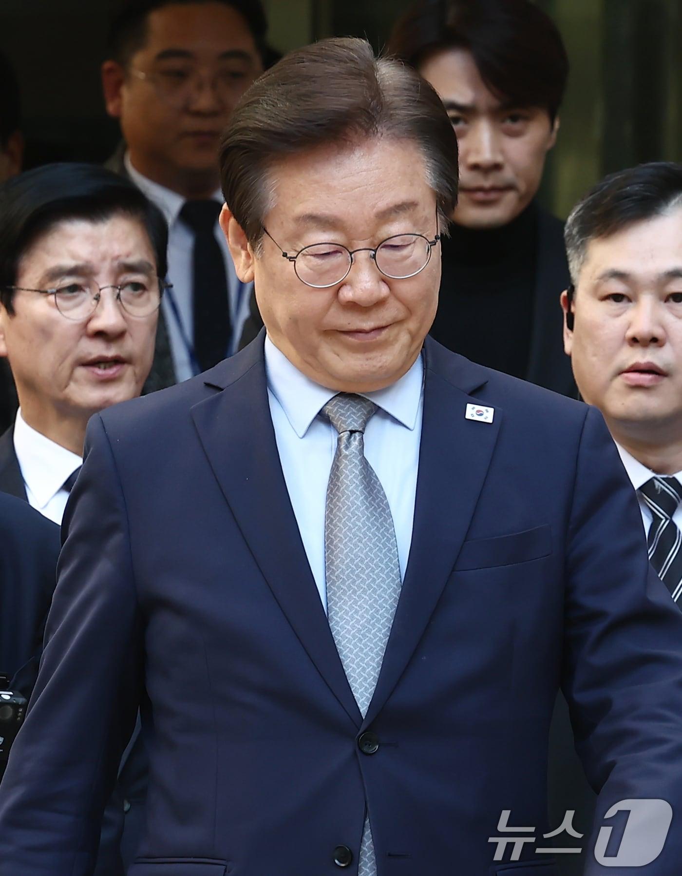 본문 이미지 - 이재명 더불어민주당 대표가 15일 서울 서초구 서울중앙지방법원에서 열린 '공직선거법 위반' 1심 선고 공판에서 징역 1년에 집행유예 2년을 선고받은 뒤 굳은 표정으로 법정을 나서고 있다. 2024.11.15/뉴스1 ⓒ News1 김민지 기자