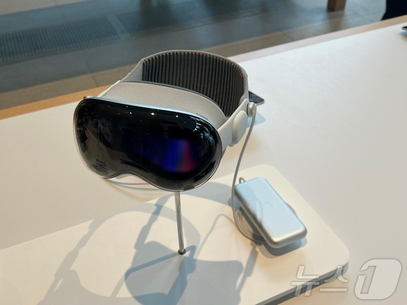 본문 이미지 - 애플의 '공간 컴퓨터' 비전 프로가 15일 한국에 출시됐다. 서울 명동 애플스토어에 전시된 비전 프로의 모습. 2024.11.15/뉴스1 ⓒ 뉴스1 김민재 기자