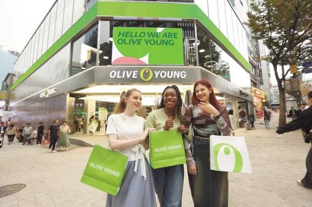 본문 이미지 - 올리브영이 서울교통공사에 성수역 이름 병기권 반납 신청서를 제출하며 위약금을 최소 1억 원 물게 됐다.(올리브영제공)