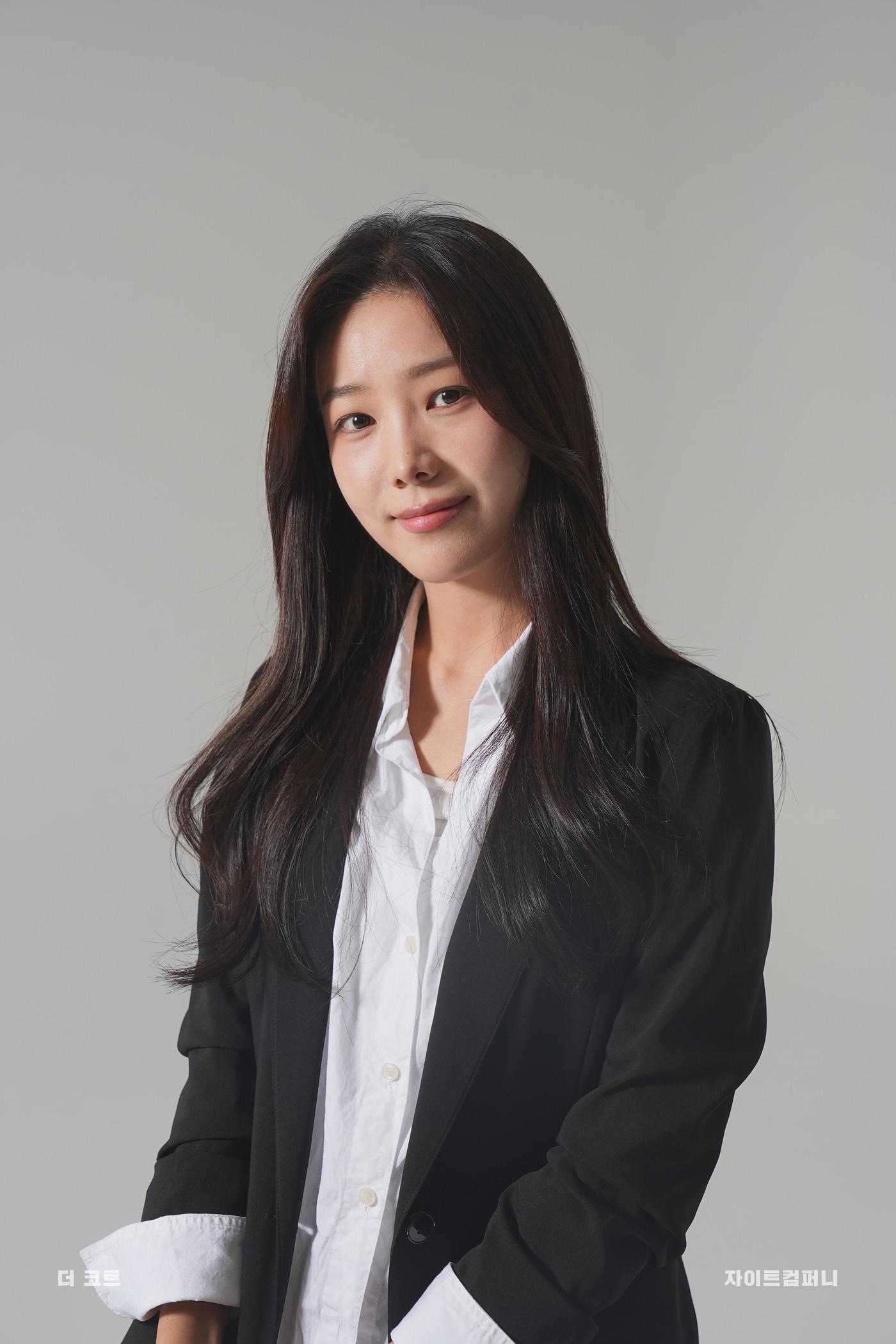 본문 이미지 - 연극 '더 코트'에서 '아나스타샤' 역을 맡은 권소이(자이트 컴퍼니 제공)