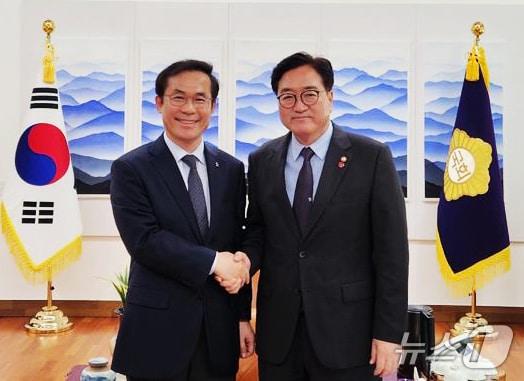 본문 이미지 - 재선 국회의원 출신인 김승남 광주도시공사 사장이 15일 국회에서 우원식 국회 의장을 만나 공사 주요 사업에 대한 국비 반영을 요청한 후 기념촬영을 하고 있다.(광주도시공사 제공)224.11.15/뉴스1