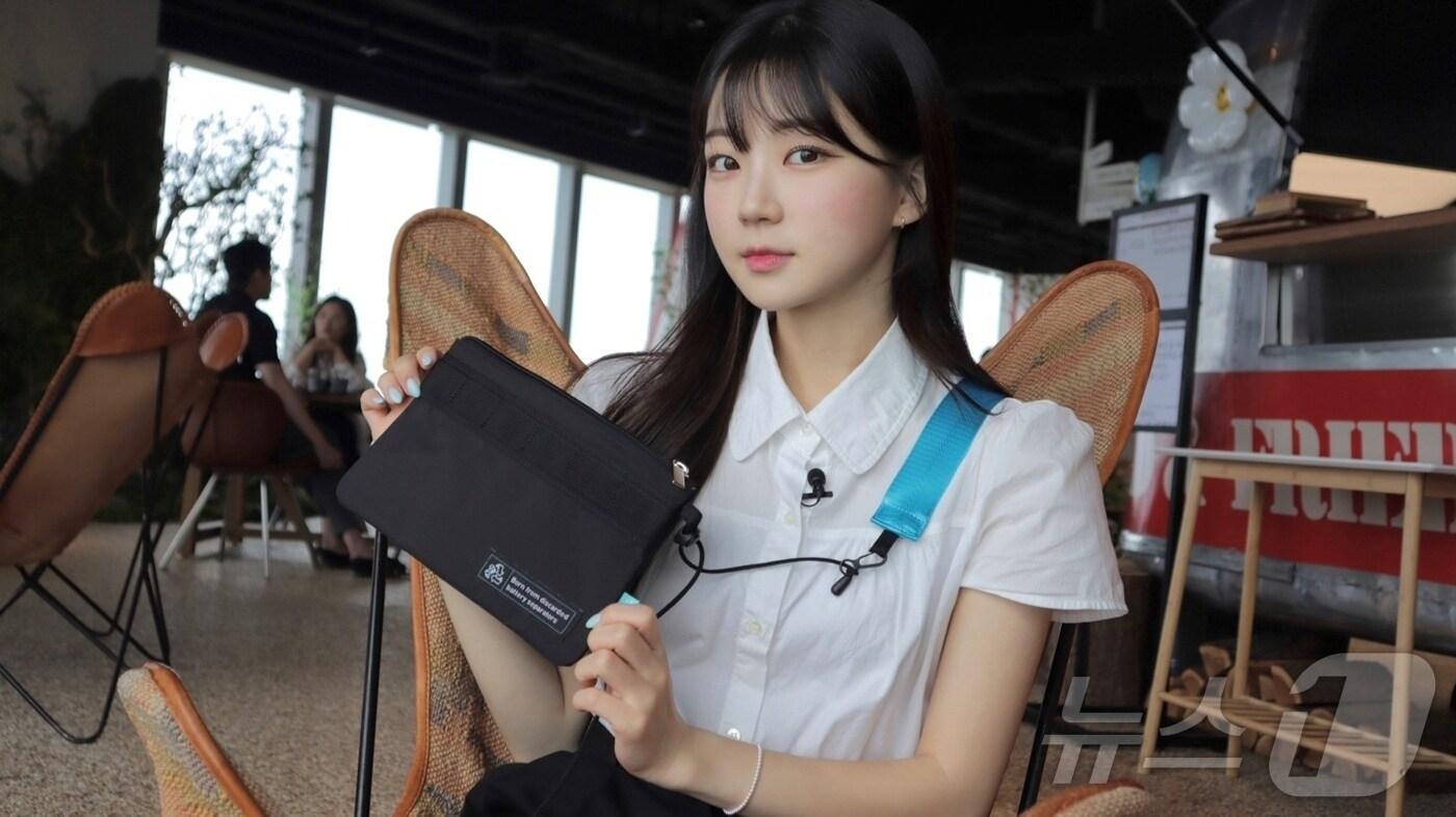 본문 이미지 - 유튜버 가요이가 LG에너지솔루션 배터리 분리막 업사이클링 제품을 선보이고 있다.(LG에너지솔루션 제공)