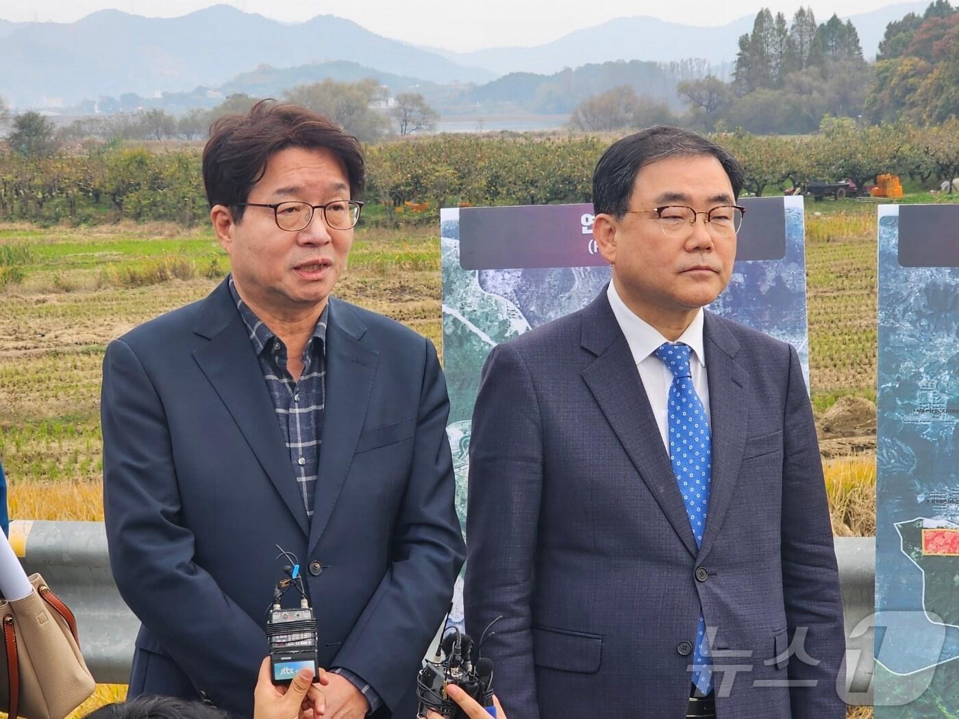 본문 이미지 - 15일 창원시 의창구 동읍에서 민주당 조사본부장인 염태영 의원(왼쪽)과 허성무 의원이 질의에 답하고 있다. 2024.11.15 ⓒ 뉴스1 박민석 기자