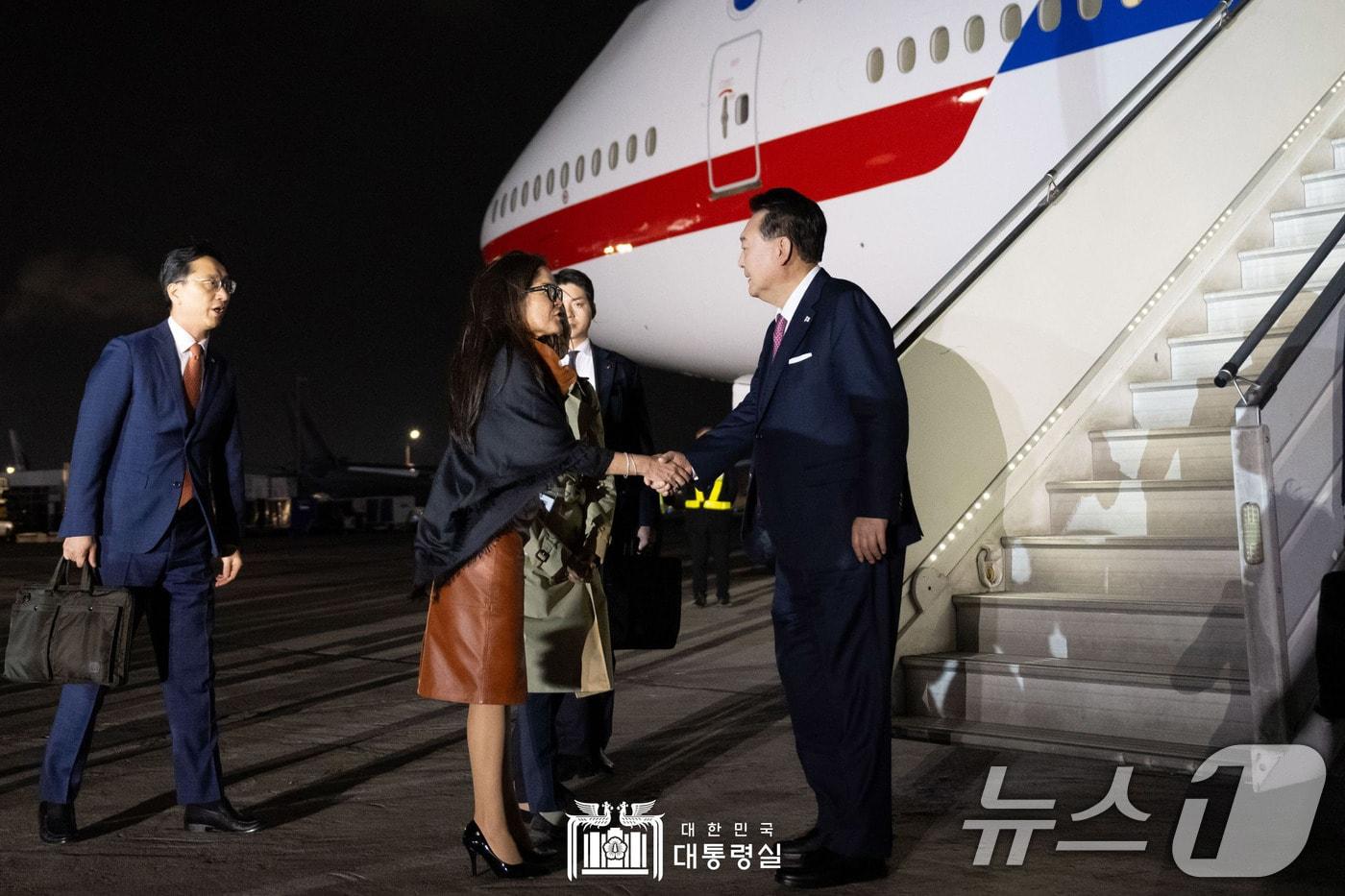 본문 이미지 - 아시아태평양경제협력체(APEC) 정상회의에 참석하는 윤석열 대통령이 14일(현지시간) 페루 리마 제2공군비행단에 도착해 환영 받고 있다. (대통령실 홈페이지) 2024.11.15/뉴스1 ⓒ News1 박지혜 기자