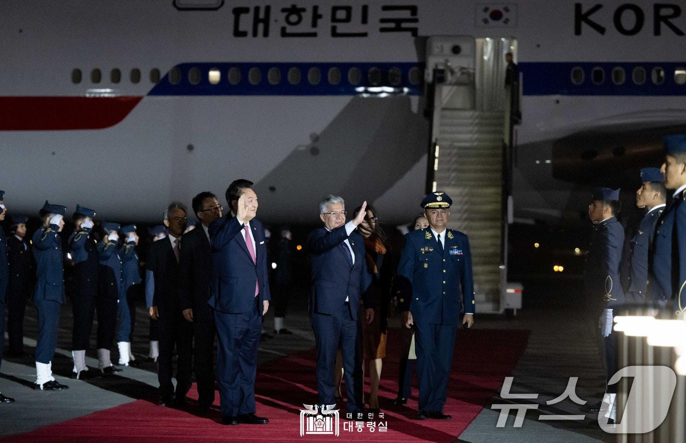 아시아태평양경제협력체(APEC) 정상회의에 참석하는 윤석열 대통령이 14일(현지시간) 페루 리마 제2공군비행단에 도착해 인사하고 있다. (대통령실 홈페이지) 2024.11.15/뉴스1 ⓒ News1 박지혜 기자